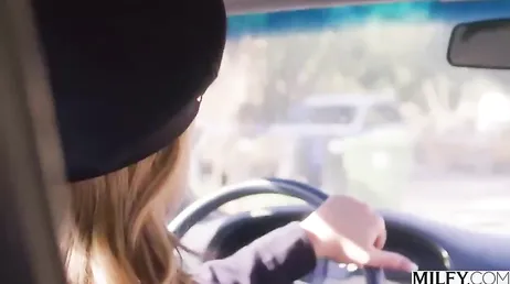 Pero que coño hace esa agente de policía liándose con un ladronzuelo ..?