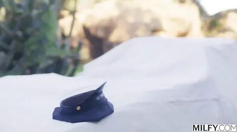 Pero que coño hace esa agente de policía liándose con un ladronzuelo ..?