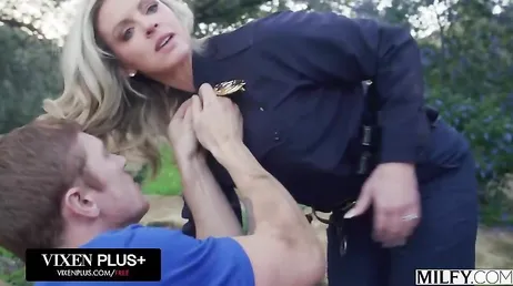 Pero que coño hace esa agente de policía liándose con un ladronzuelo ..?