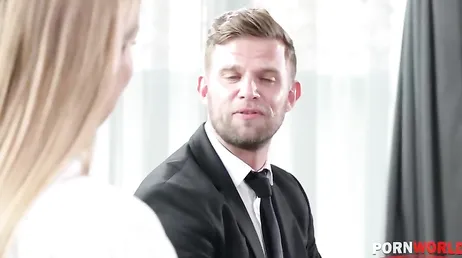 Mamá se queda a solas con su abogado, está muy cariñosa con él, no?