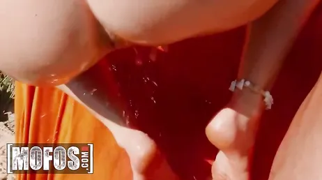 Íbamos dando un paseo y nos encontramos a una joven medio desnuda ...