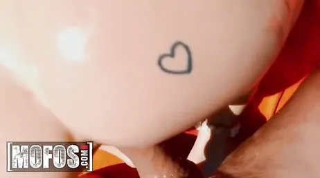 Íbamos dando un paseo y nos encontramos a una joven medio desnuda ...