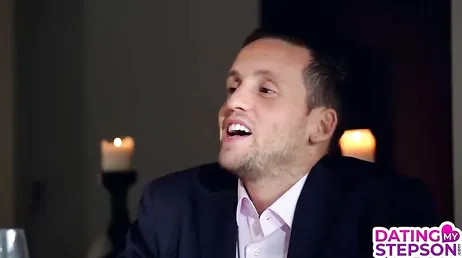 Mamá me invita a cenar, creo que la cena acabará en sexo duro ... !!