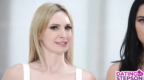 Mamá me invita a cenar, creo que la cena acabará en sexo duro ... !!