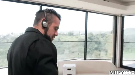 Uno de mis empleamos me rompe las medias y ahora me mete los dedos