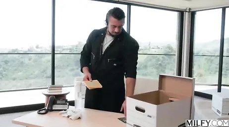 Uno de mis empleamos me rompe las medias y ahora me mete los dedos