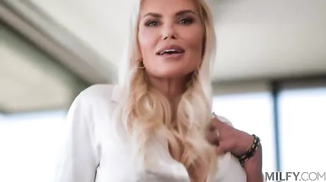 Uno de mis empleamos me rompe las medias y ahora me mete los dedos