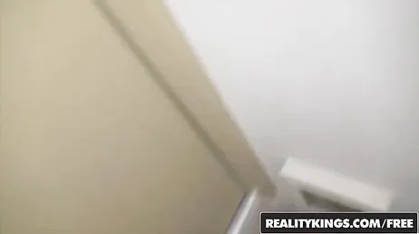 Mamá lleva un vestido además de sexy muy transparente, se va de fiesta