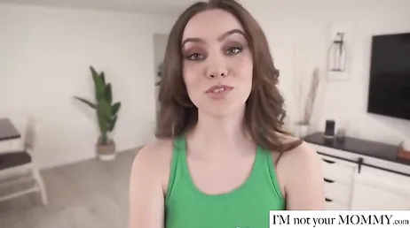 La madre va muy sexy pero la hija marca un coño con ese pantalón ajustado ..