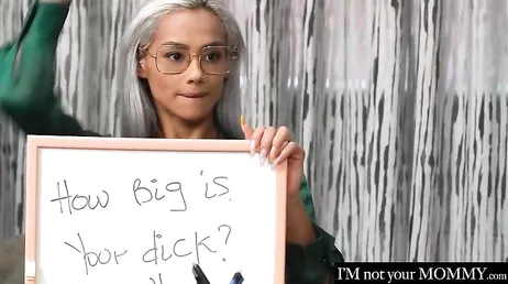 Esta profesora se toma muchas confianzas en clase, no os parece amigos?