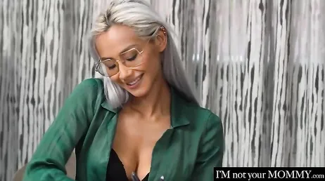 Esta profesora se toma muchas confianzas en clase, no os parece amigos?