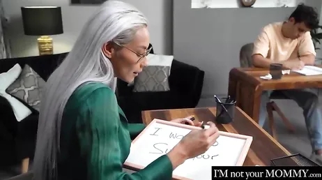 Esta profesora se toma muchas confianzas en clase, no os parece amigos?