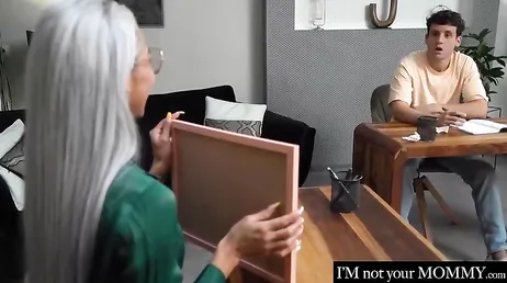 Esta profesora se toma muchas confianzas en clase, no os parece amigos?