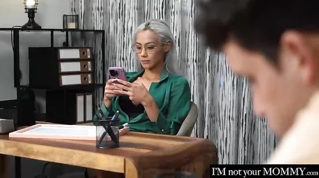 Esta profesora se toma muchas confianzas en clase, no os parece amigos?