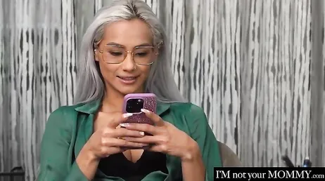 Esta profesora se toma muchas confianzas en clase, no os parece amigos?