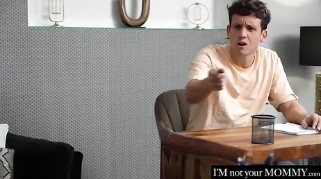 Esta profesora se toma muchas confianzas en clase, no os parece amigos?