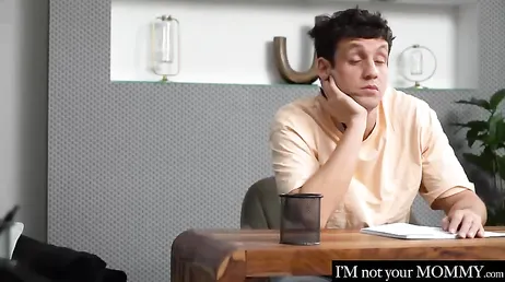 Esta profesora se toma muchas confianzas en clase, no os parece amigos?