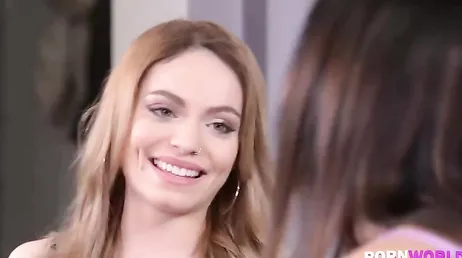 Mientras llegan los chicos ellas dos se van comiendo los coños