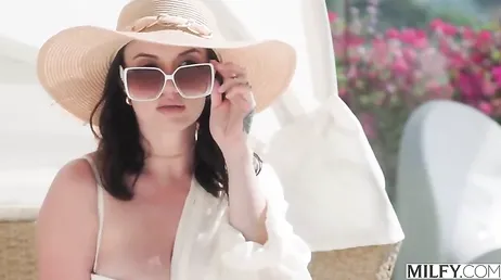 Mamá no deja de tontear con el chico de la piscina, se lo querrá follar fijo !!