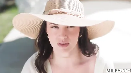 Mamá no deja de tontear con el chico de la piscina, se lo querrá follar fijo !!