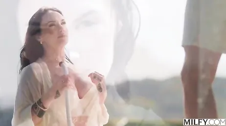 Mamá no deja de tontear con el chico de la piscina, se lo querrá follar fijo !!