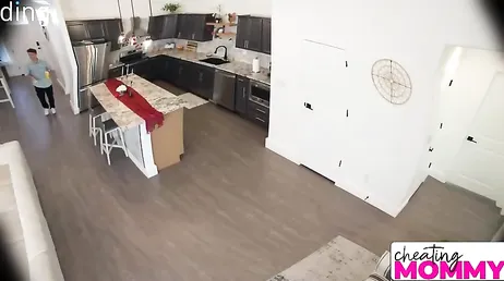 Llega a casa y pilla a su pareja cabalgando en la polla de otro tío !!