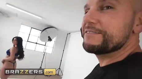 Como nos gusta el coñito peludo de la maravillosa Megan Mistakes ... !!