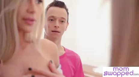 Hija, mira como me lo está comiendo tú novio, no te importa de verdad?