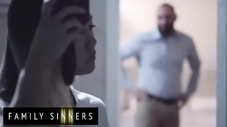 A la asiática la están follando duro y eso es lo que le gusta joder