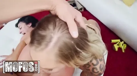 Que bien se lo van a pasar estas dos en el cumpleaños, acabrán borrachas?