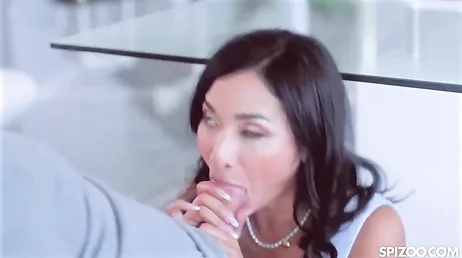 No se que le está diciendo mamá pero a ella se la ve todo el coño .. !!