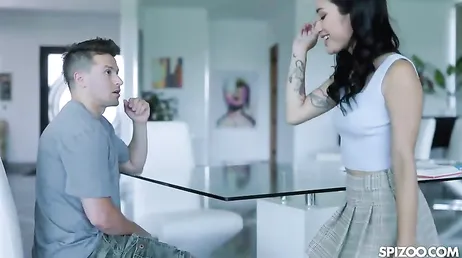 No se que le está diciendo mamá pero a ella se la ve todo el coño .. !!