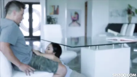 No se que le está diciendo mamá pero a ella se la ve todo el coño .. !!