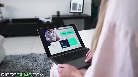 La mujer no se encuentra bien y llama a urgencias para que la vea un enfermero