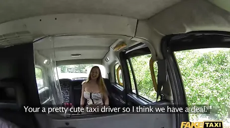 La cámara de seguridad del taxi graba al taxista follandon una pasajera