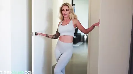 Mientras ella se da una ducha su chico se está follando a su mejor amiga ...