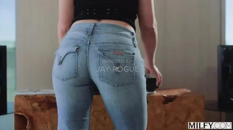 Un negro llama a la puerta, le dejo entrar y además me da por el culo