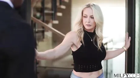 Un negro llama a la puerta, le dejo entrar y además me da por el culo