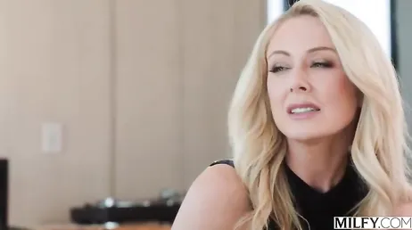 Un negro llama a la puerta, le dejo entrar y además me da por el culo