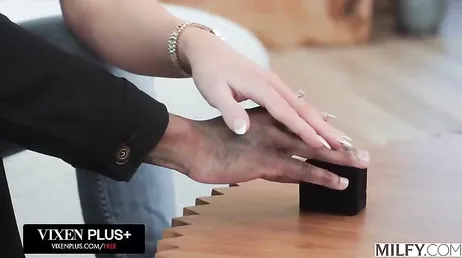 Un negro llama a la puerta, le dejo entrar y además me da por el culo