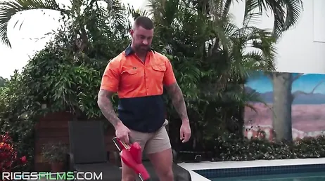 Ama de casa le enseña las tetas al jardinero, menuda calienta pollas joder !!