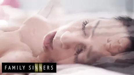 Jovencita, no es ese hombre mucho para tí? es un empotrador nato, que lo sepas !!