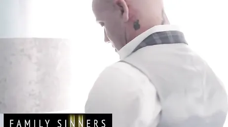 Jovencita, no es ese hombre mucho para tí? es un empotrador nato, que lo sepas !!