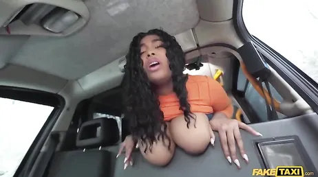 Colombiana viciosa de pelo rizado y tetazas se deja follar por el taxista