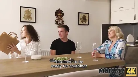 Su suegra le busca de noche para que le coma el coño y la folle bien follada