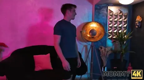 Su suegra le busca de noche para que le coma el coño y la folle bien follada