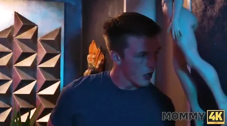 Su suegra le busca de noche para que le coma el coño y la folle bien follada