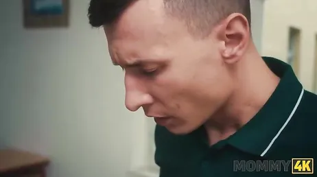 La profesora madura trata de motivar al alumno con una buena comida de coño