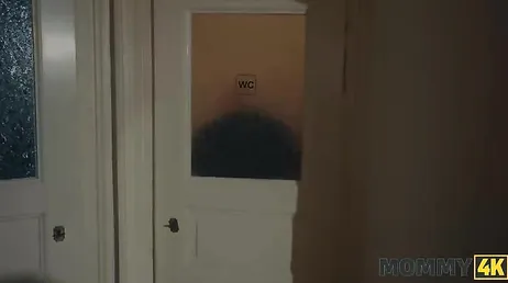 La profesora madura trata de motivar al alumno con una buena comida de coño