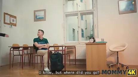 La profesora madura trata de motivar al alumno con una buena comida de coño